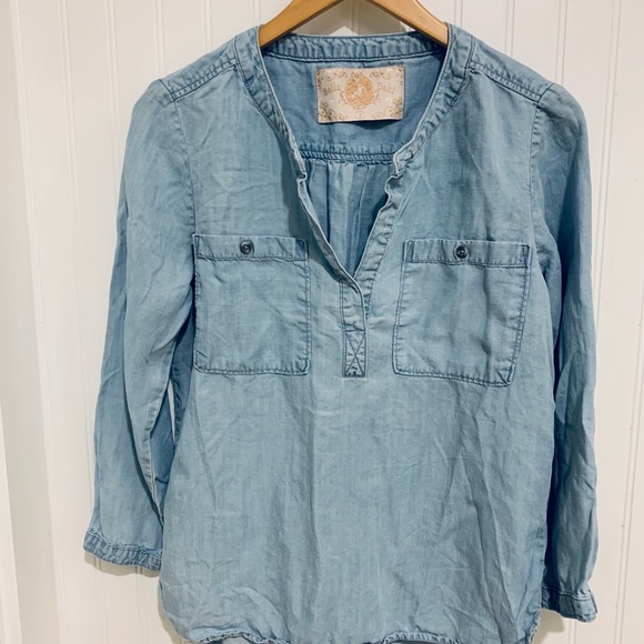 Anthropologie Tops - Anthropologie Bella Dahl light blue chambray Shirt